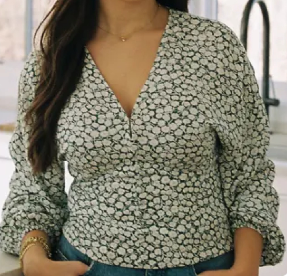 New Abercrombie and Fitch green and white floral print shirt Size XS Dainty